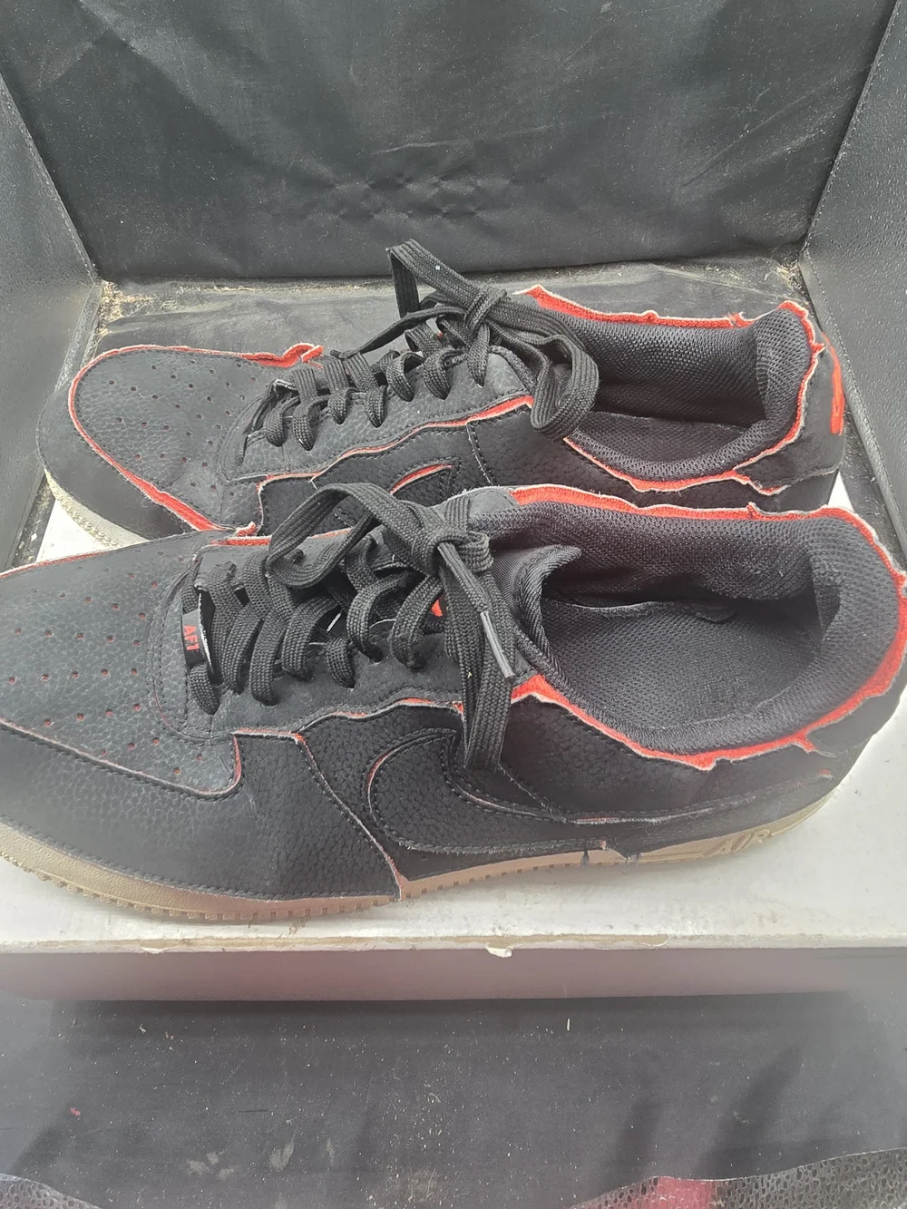 SKU A0403M Nike Black Sneakers with Red‎ Trim — Low-Top Athletic Trainers